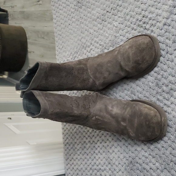 UGG BOOTS 👢 - Picture 4 of 8